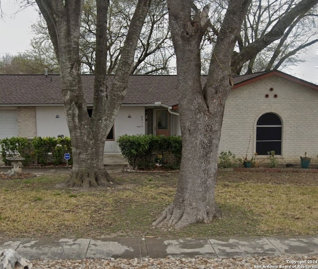 view of front facade with a front lawn and a garage