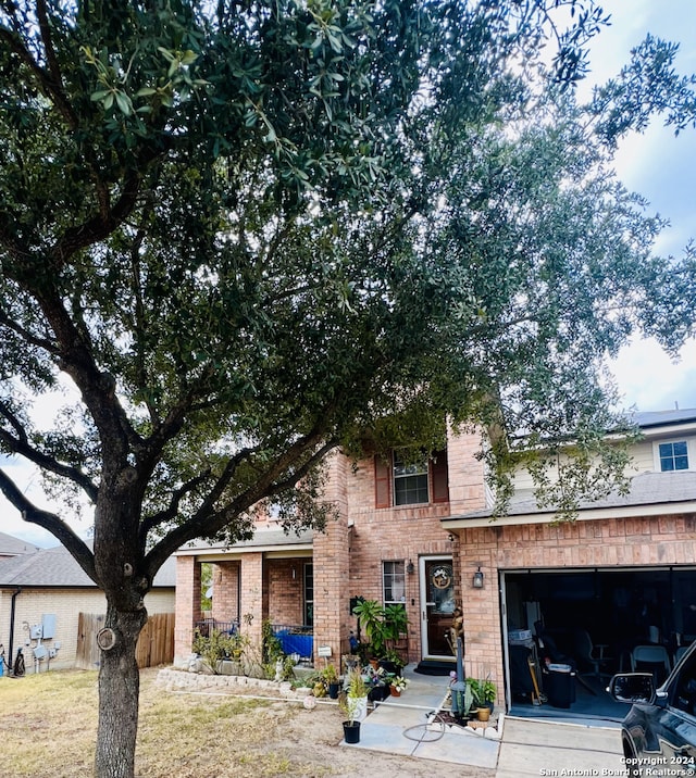 view of front of property featuring a front lawn and a garage