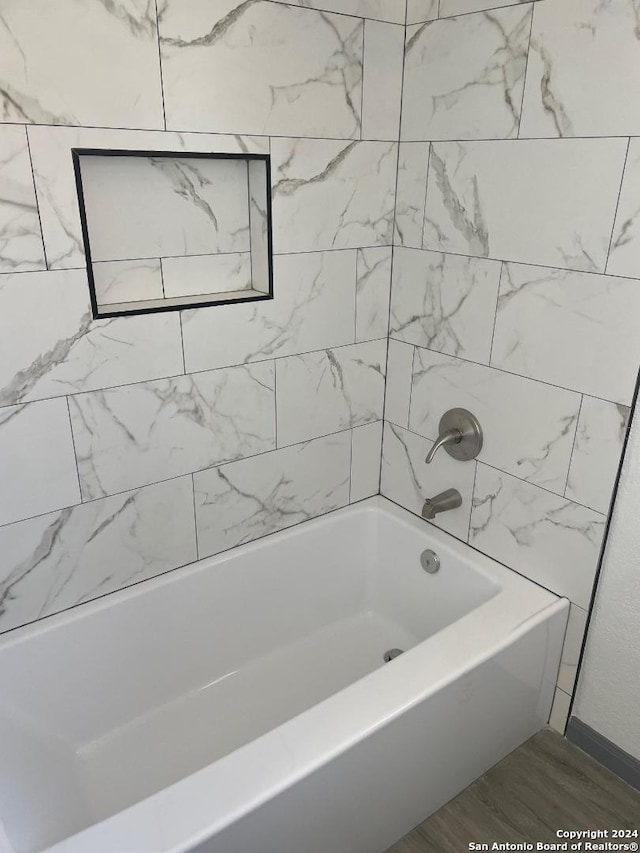 bathroom featuring tiled shower / bath combo