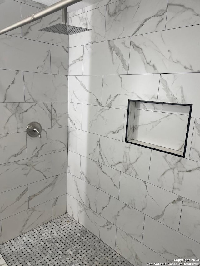 bathroom featuring a tile shower