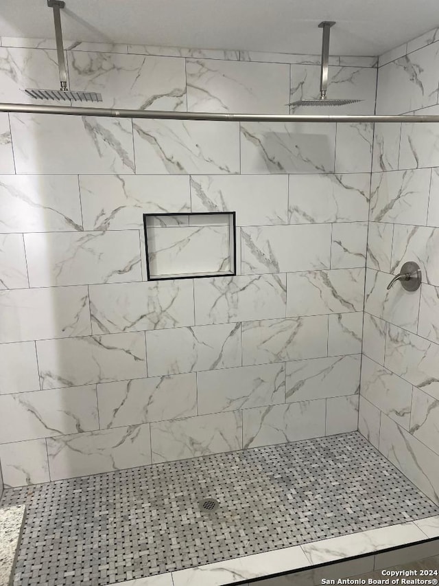 bathroom featuring tiled shower