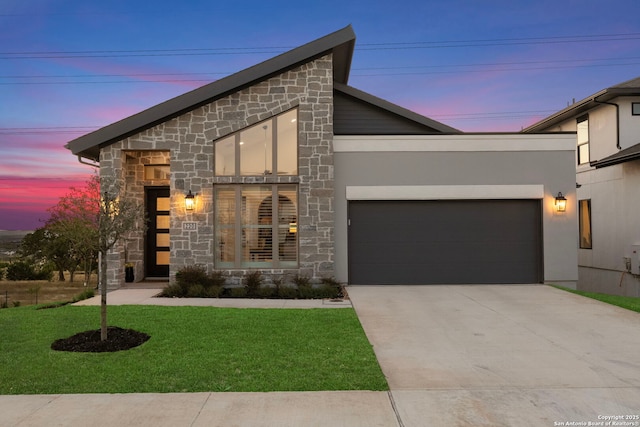 view of front of property featuring a lawn