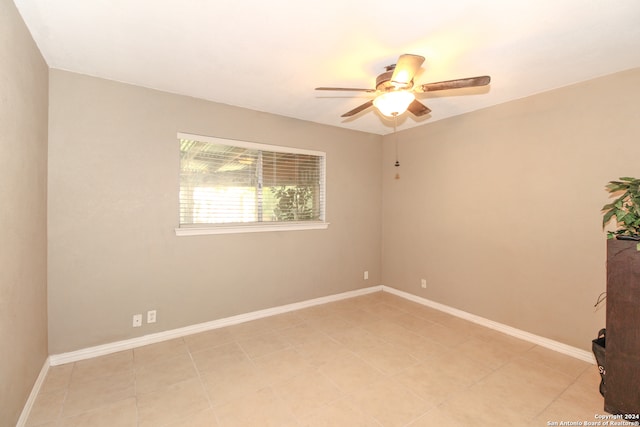 empty room with ceiling fan