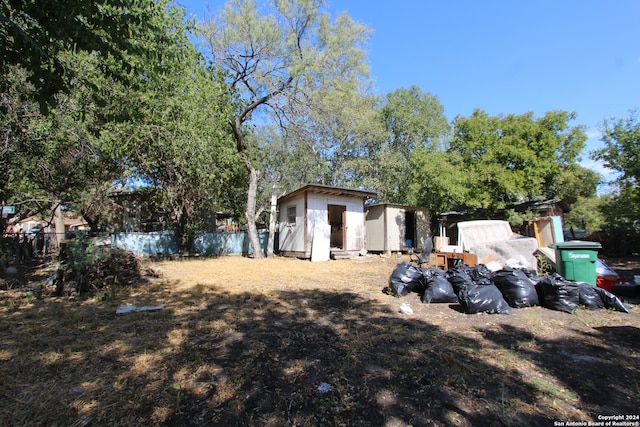 view of yard featuring a storage shed