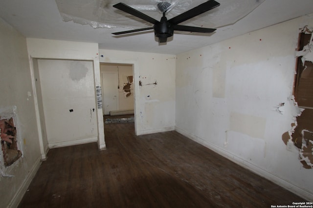 unfurnished room with dark hardwood / wood-style floors and ceiling fan