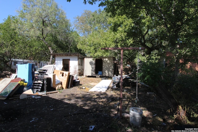 view of yard featuring a storage shed