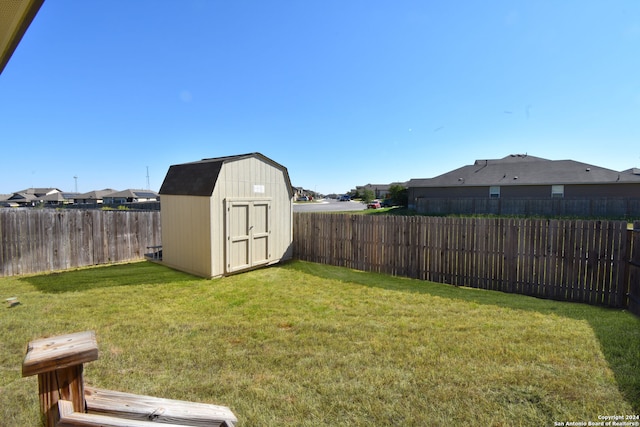 view of yard with a storage shed