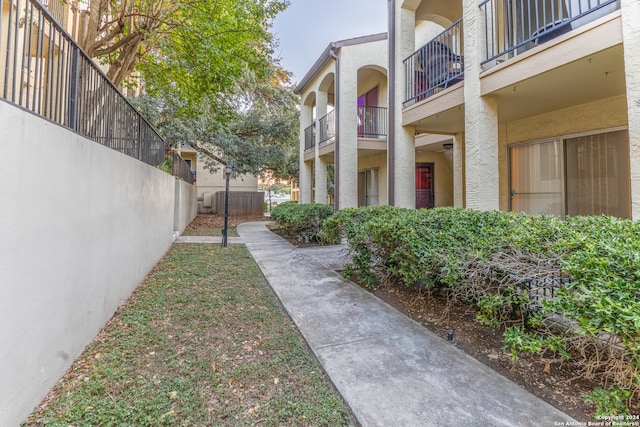 view of yard with a balcony