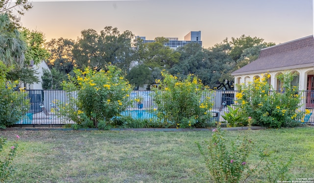 view of yard at dusk