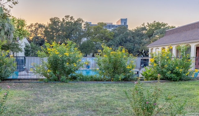 view of yard at dusk