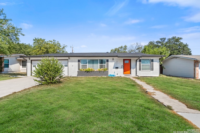 single story home featuring a front lawn