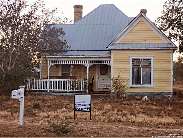 view of front of property featuring covered porch