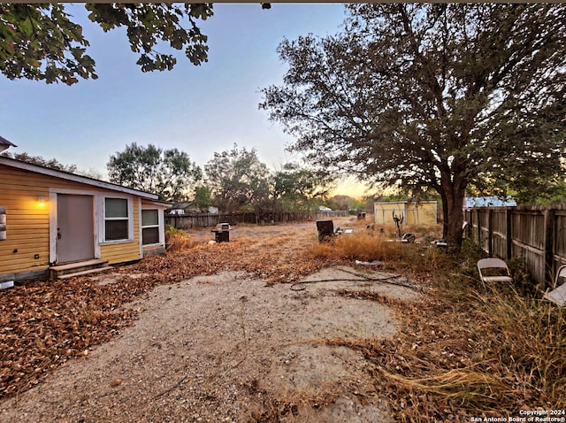 view of yard at dusk