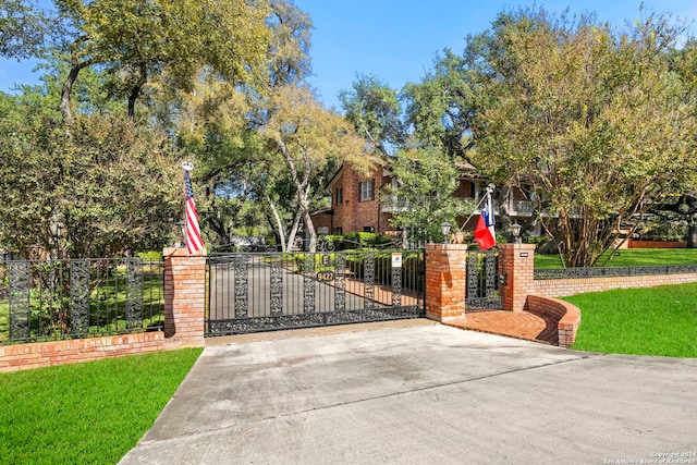 view of gate featuring a lawn