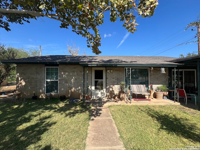 view of front of property featuring a patio area and a front yard