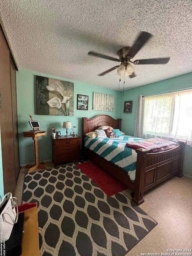 bedroom featuring a closet, a textured ceiling, and ceiling fan