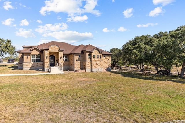 view of front of property featuring a front lawn