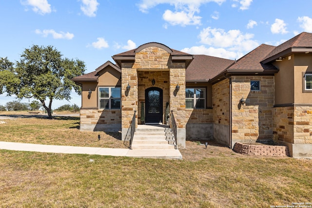 view of front facade featuring a front yard