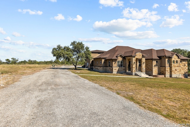 view of front of house featuring a front yard