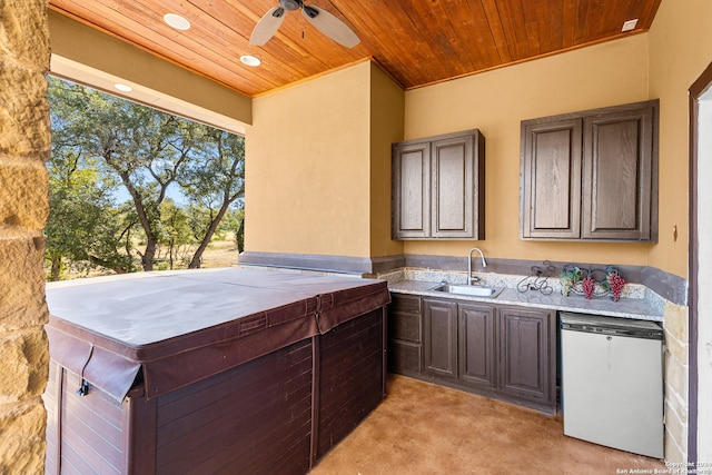 view of patio / terrace with a hot tub, sink, and ceiling fan