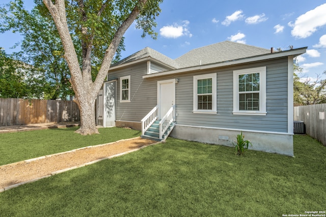 view of front of house featuring a front lawn