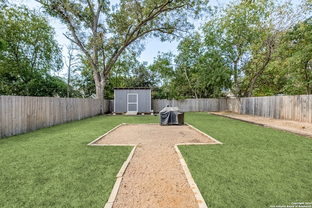 view of yard with a storage unit