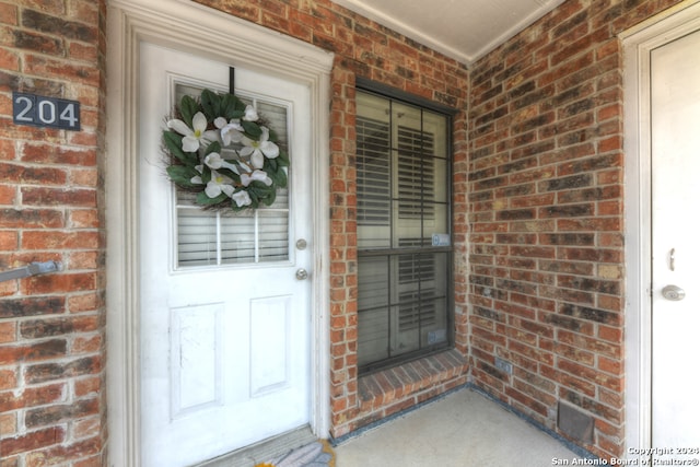 entrance to property featuring covered porch