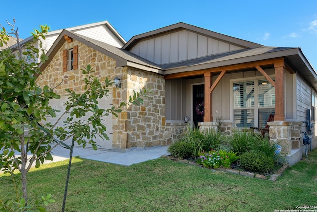 view of front facade with a front yard