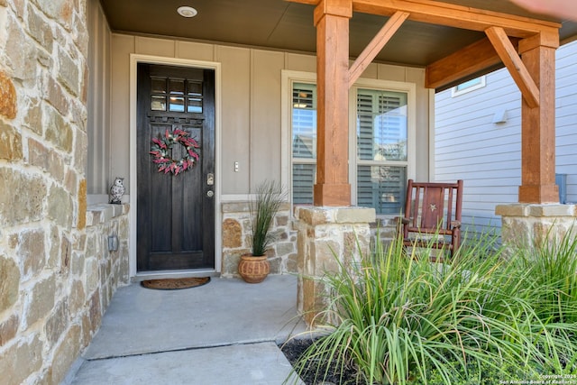 doorway to property with covered porch