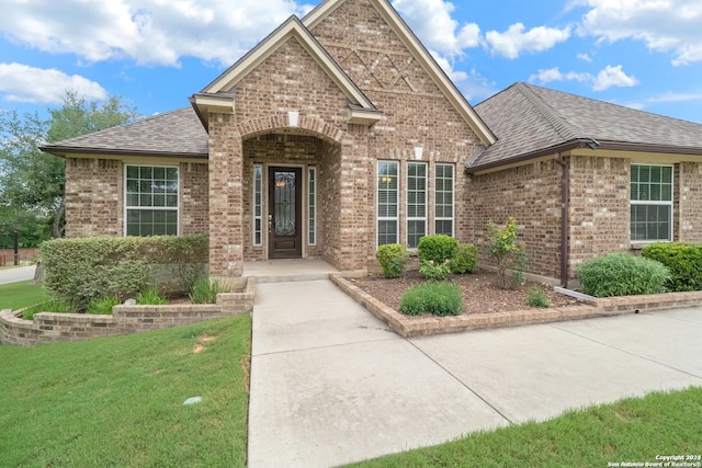 view of front facade with a front lawn