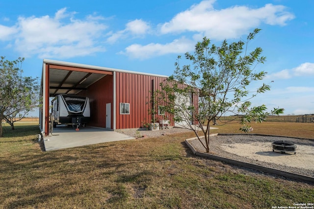 view of yard with a carport and an outdoor structure