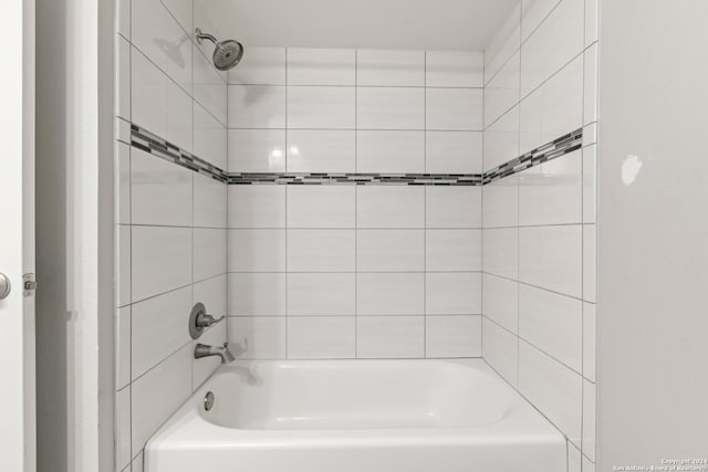 bathroom featuring tiled shower / bath