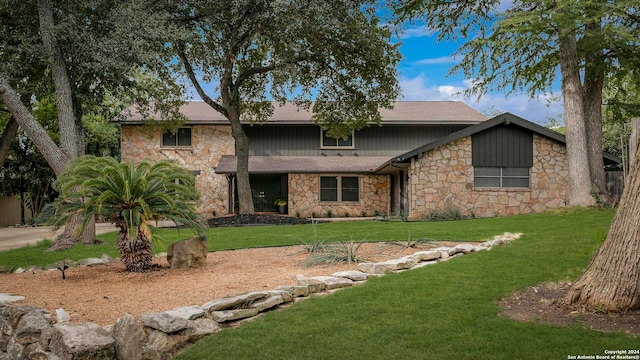 view of front of property featuring a front lawn