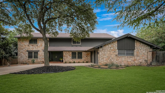 view of front of property featuring a front lawn