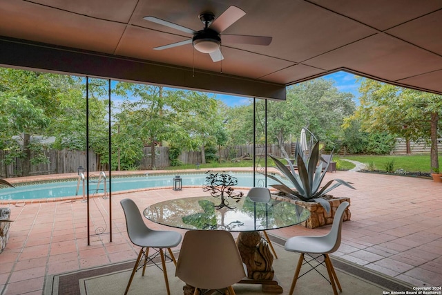 sunroom featuring ceiling fan