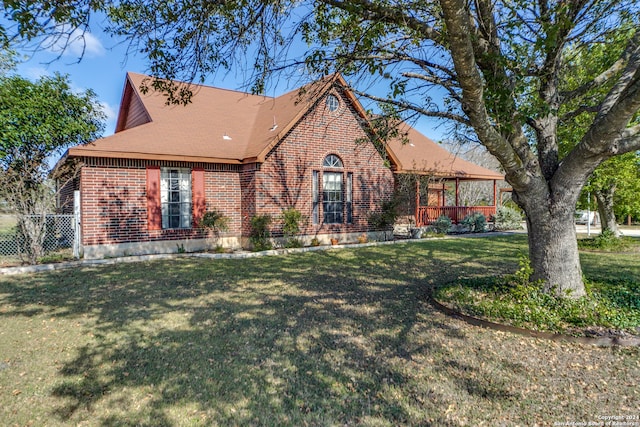 view of front facade featuring a front lawn