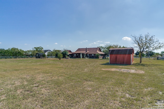 view of yard featuring a storage shed