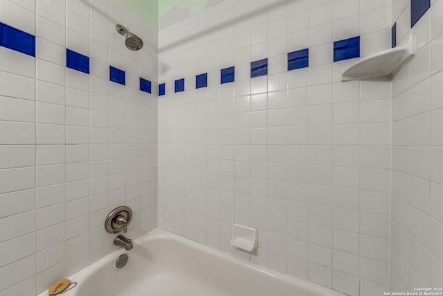 bathroom with tiled shower / bath