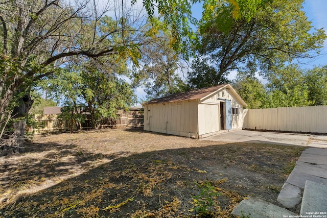 view of yard featuring a shed