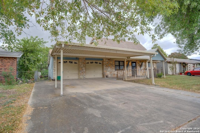 view of front of home featuring a carport, a porch, and a front lawn