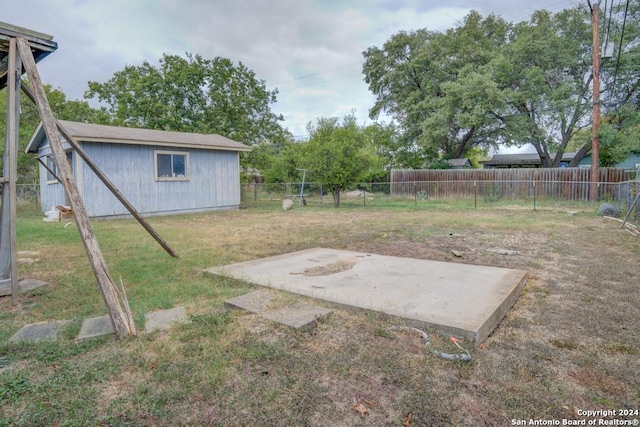 view of yard featuring an outdoor structure