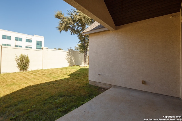 view of yard featuring a patio area