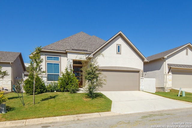 view of front of property featuring a front lawn