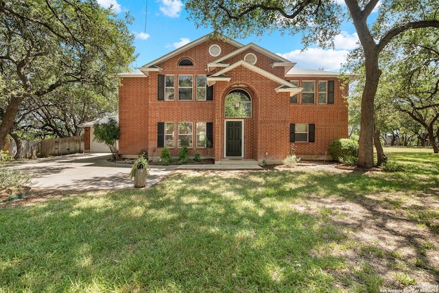 view of front property featuring a front yard