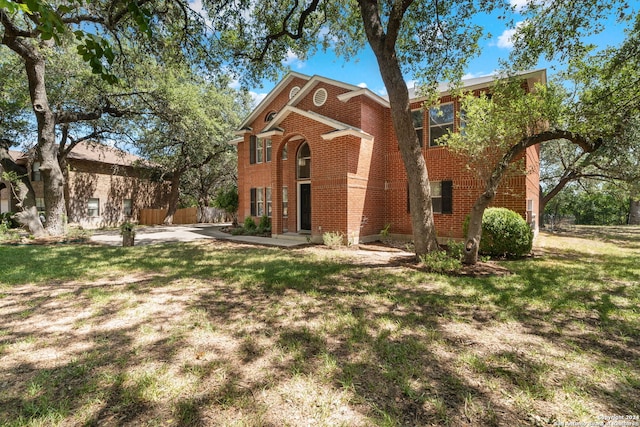 view of front property featuring a front yard