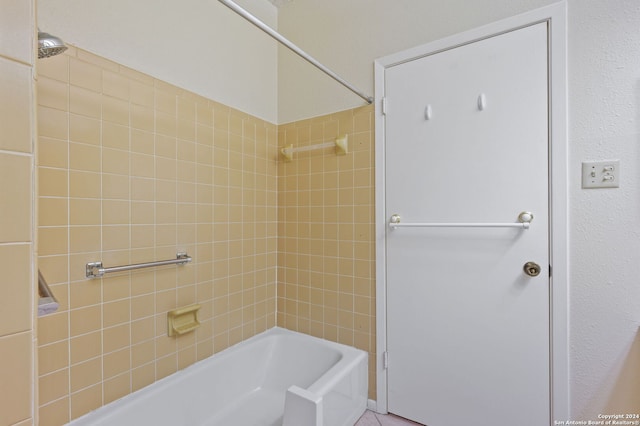 bathroom featuring tiled shower / bath combo