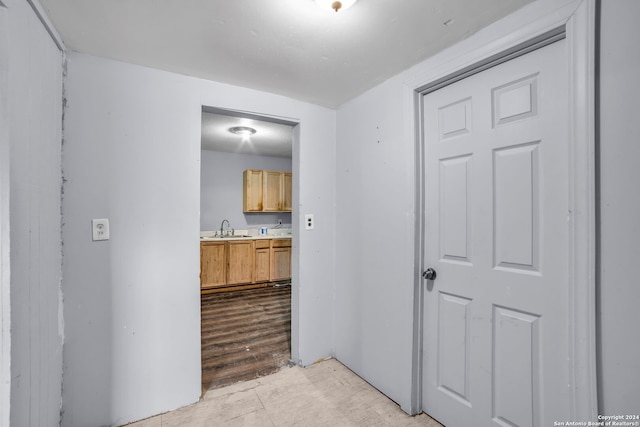 corridor with sink and light hardwood / wood-style floors