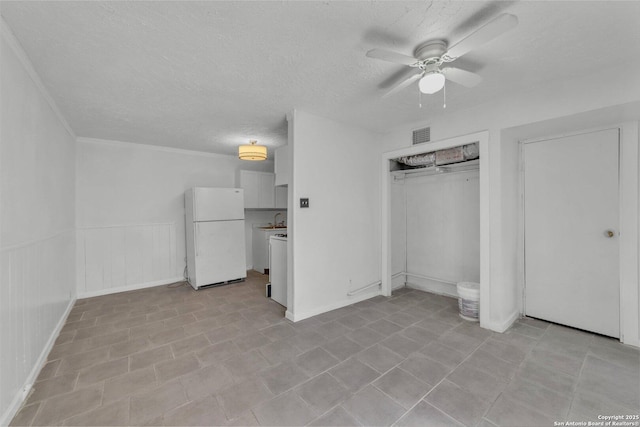 811 General Mcmullen Dr, San Antonio, TX 78237 - unfurnished bedroom featuring ceiling fan, a closet, a textured ceiling, and freestanding refrigerator