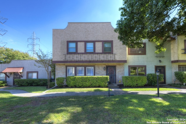 view of front facade featuring a front yard