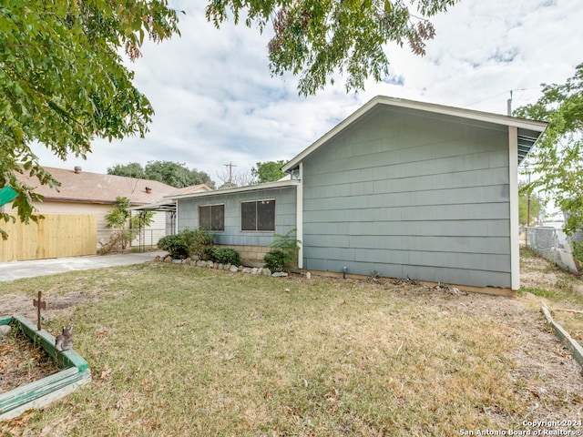 view of front of property with a front yard